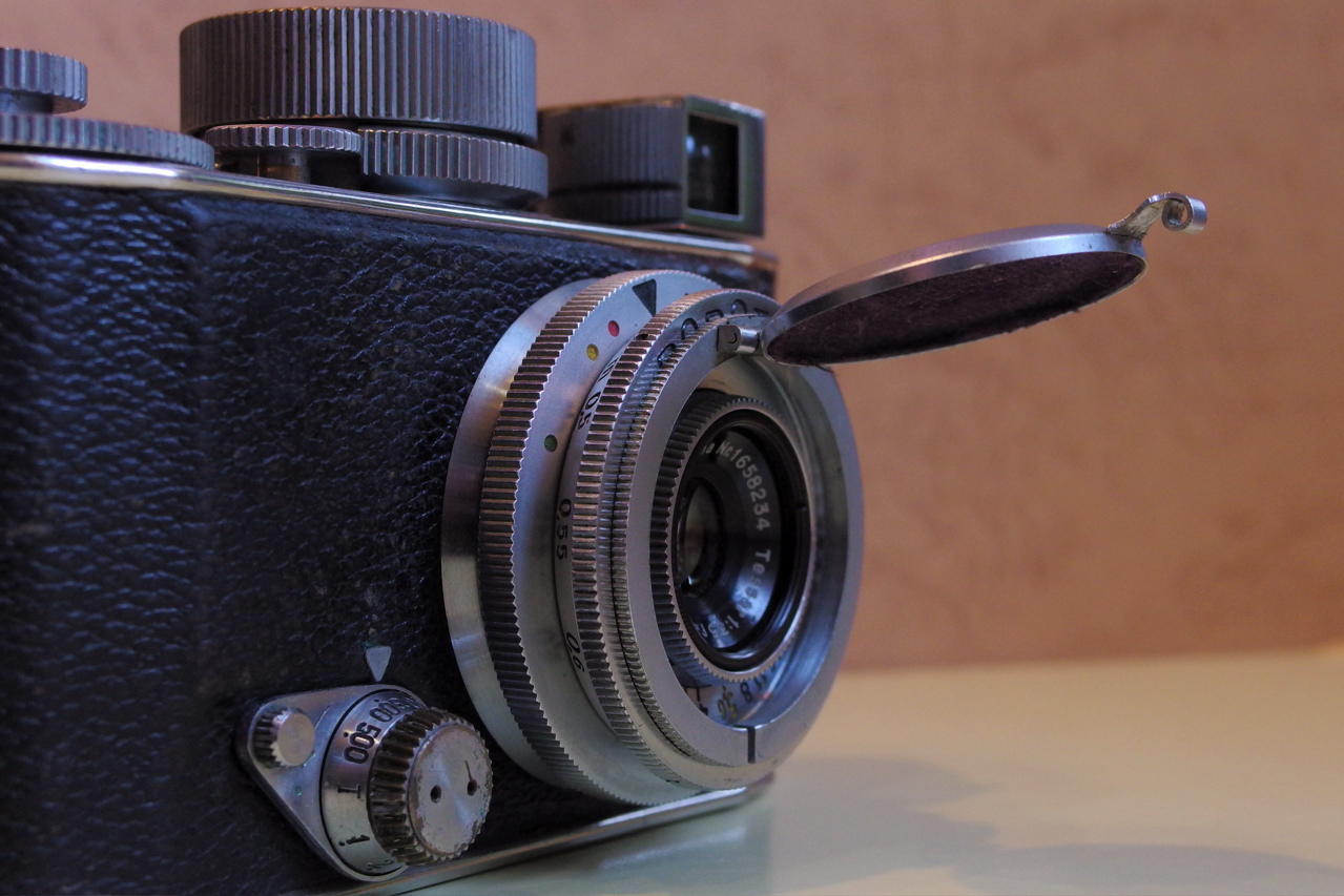 第二號 跳ね上げ式レンズキャップ付き ROBOT Tessar 1:3.5 f=3cm: 少年